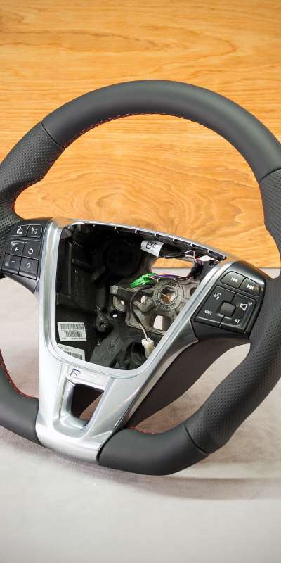 Volvo V40 R Design Bj. 2016 Lenkrad Neu beziehen